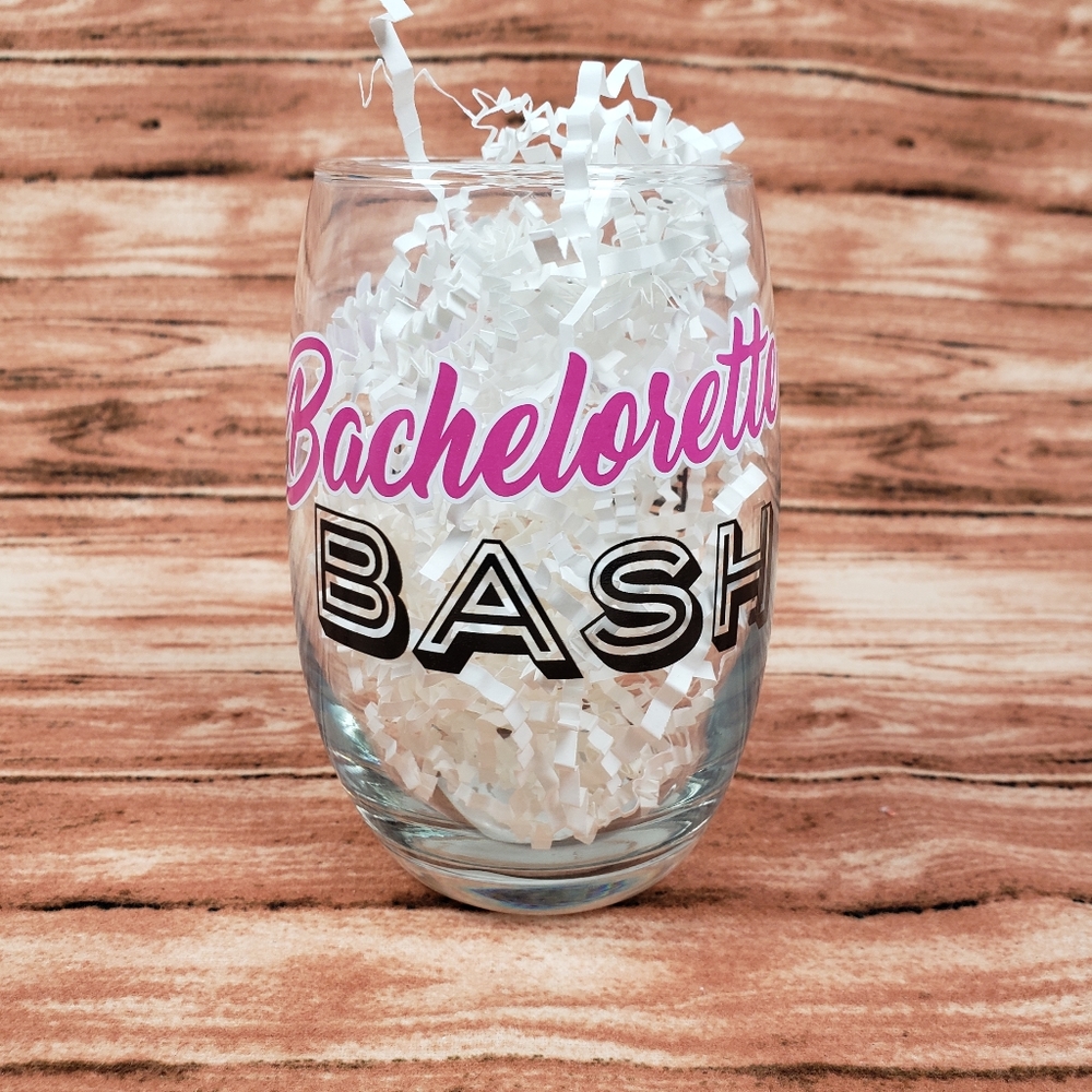 🟢 FREE with any $10 purchase. (1) for $5 Bachelorette Bash Glass.